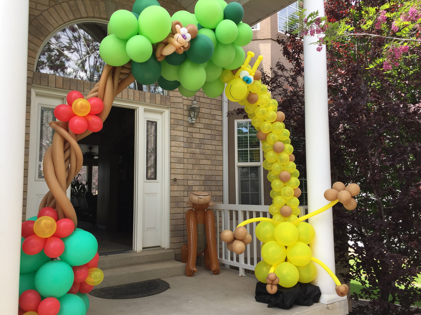 This adorable jungle giraffe balloon arch was made by the Utah Balloon Guru